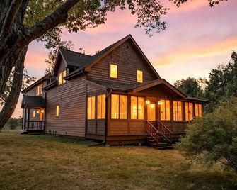 Northern Lights Farmhouse with Hot Tub - Ellison Bay - Edificio