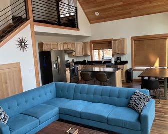 Custom Built Home - Riverfront Home on the McKenzie River - Vida - Living room