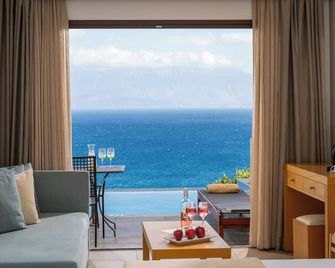 منتجع وسبا ميرامار - اجيوس نيكولاوس (كرت) - غرفة معيشة