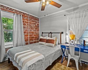 Down By The Bay w Hot Tub, 2 Blocks 2 Beaches, Game Room, Reading Nook, Dog-Friendly, Historic Charm - Panama City - Bedroom