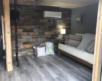 Cottonwood Cabin - Virgil - Living room