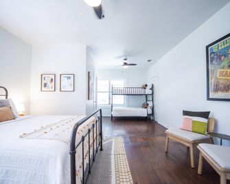 Classy 1927 Uptown Tudor 4 min to Magnolia - Waco - Dining room