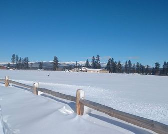 Rustic Lodge Style Cabin located in the Beautiful Flathead Valley. - Kalispell - Property amenity