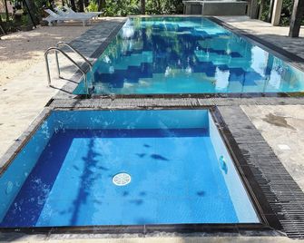 Ceylon Kingsmen Garden - Katunayake Airport Transit Hotels - Negombo - Pileta