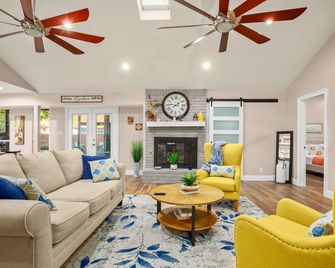 Spacious 3bdrm w/ hot tub 20 mins from DT Austin - Round Rock - Living room