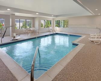 هوليداي إن إكسبرس آند سويتس برادلي أيربورت باي آيتش جي - ويندسور لوكس - حوض السباحة