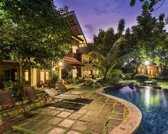 Duta Garden Hotel - Yogyakarta - Pool
