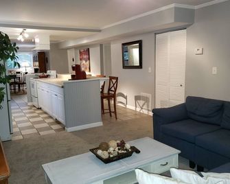 1 Bed W/ Attached Bathroom, Kitchen, Living Room, Refrigerator, & Washer/Dryer - Roswell - Living room