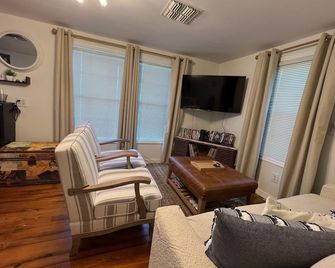 Charming 2-bedroom renovated Lake Cottage with Cozy Vibes and an Amazing View - Inverness - Living room