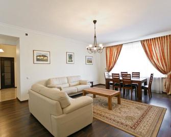 MinskLux Apartment 2 bedroom Nezavisimosti 12 - Minsk - Oturma odası