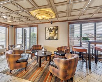 Best Western Angus Inn - Great Bend - Living room