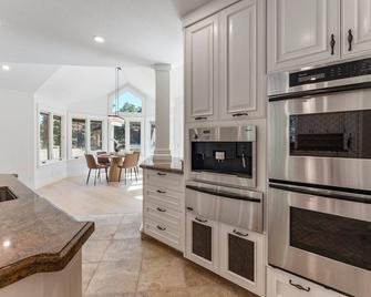 Spacious 5-bedroom house with AC, WiFi in Pleasanton's tranquil neighborhood - Pleasanton - Living room