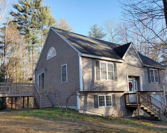 Modern CozyRustic House w Hot Tub & Pool Table near Pond/Ski - Hillsboro - Building