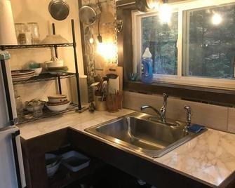 The Creek Cabin At Sky Hollow - Rochester - Kitchen