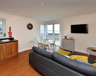 Just Stay Wales - Meridian Bay Beachfront Apartment with Private Secure Parking - Swansea - Living room