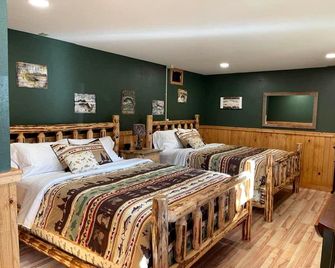 Family-Friendly Cabin Suite Rental near Thompson Falls, Montana - Trout Creek