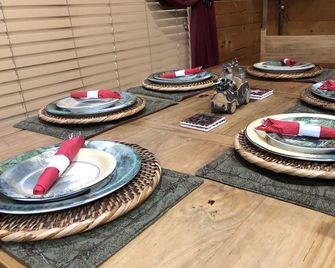 2 bedroom, 2 bath log cabin that is great for couples or a family. - Broken Bow - Dining room