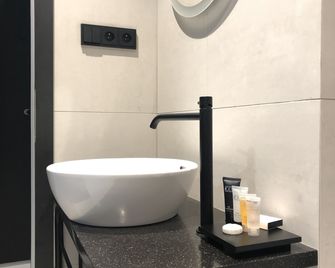 Chevron Hotel - Prague - Bathroom