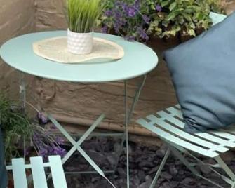 Luxury Cottage Nestled in the Heart of Pickering - Pet Friendly - Pickering - Patio