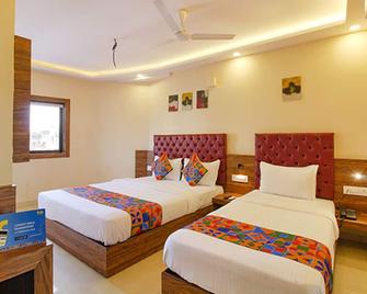 Fabhotel Peninsula Suites - Mumbai - Bedroom