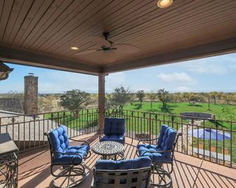6 Bed 5 Bath Retreat at Possum Kingdom Lake. Pool! Hot Tub! - Graham - Balkón