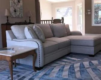 Beautiful 3,000 Sq Ft Tropical Oasis - El Cajon - Living room