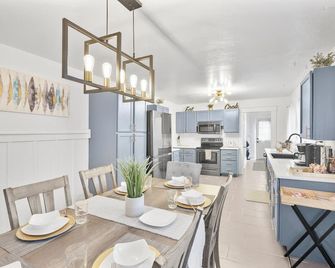 Minutes to Redwoods and Short Walk to Ocean - 4/Bdr. Home - The Modern Vintage - Crescent City - Comedor