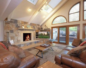 Alpine Setting Nestled Against the National Forest - Avon - Salon