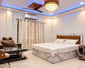 Spot On Madhur Milaap Cafe And Homestay - Sītāpur - Bedroom