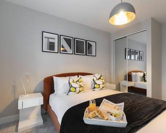 Elliot Oliver - Chic 2 Bedroom Town Centre Apartment - Cheltenham - Bedroom