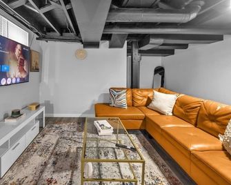 Elegant 5 Bedrooms Home Near Millikin Un - Decatur