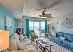 Cozy Middle Bass Island Getaway On Lake Eerie! - Put-in-Bay - Living room