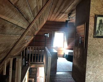 Clearwater Farm House Glamping in British Columbia - Bridge Lake - Stairs