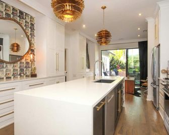 The Perfect Historic Dilworth Bungalow For Sports Fans and Foodies Alike - Charlotte - Cuisine