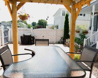 Dog-friendly small-town charm near mountains and wineries with 4 bedrooms - Woodstock - Patio