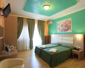 Hotel Villa Imperiale - 루세라 - 침실