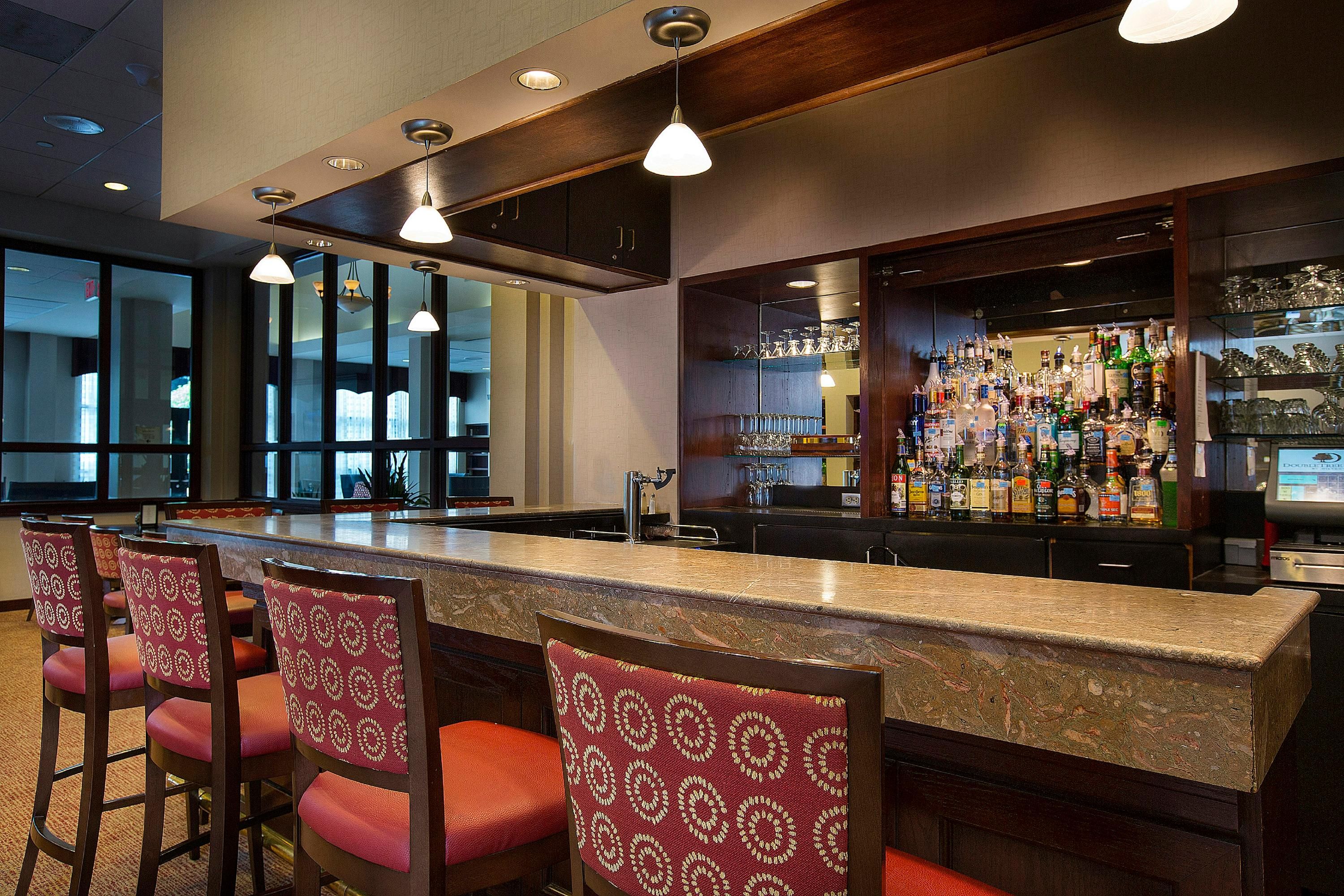 DoubleTree by Hilton Charlotte Airport - Charlotte - Bar