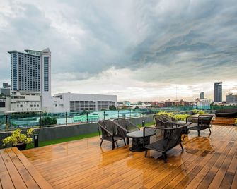 Empress Pattaya Hotel - פאטאיה - מרפסת