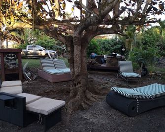 Bed and fresh breakfast and green areas.contac for natural farm - מיאמי - פטיו