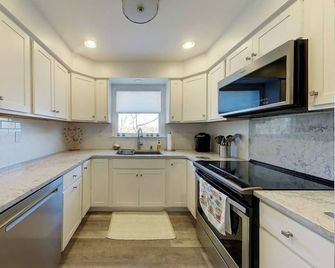 Secluded and close to beaches, downtown, and attractions - Middletown - Mutfak