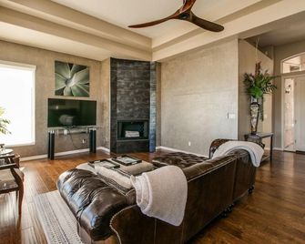 Fabulous 4-Bdrm Wbreathtaking Views & Pool - Fountain Hills - Wohnzimmer