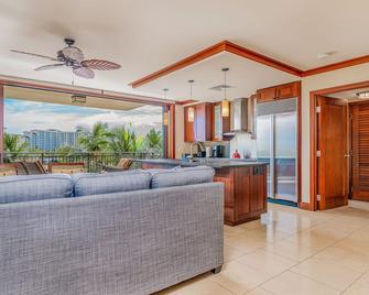 Ko Olina Beach Villas B505: Rest & Replenish w/ Pool & Ocean Views - Kapolei - Wohnzimmer