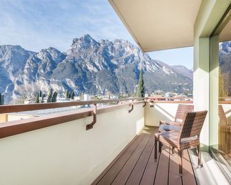 فندق غابري - ريفا ديل غاردا - شرفة