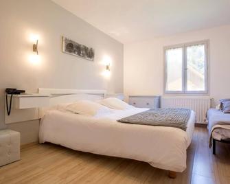 Logis Hotel les Cedres Bleus - Firminy - Camera da letto