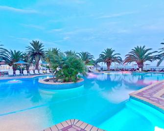 Mendi Hotel - Kalandra - Piscina