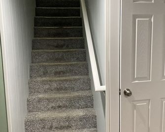 The Lodge Near Grand Rapids - Kentwood - Stairs