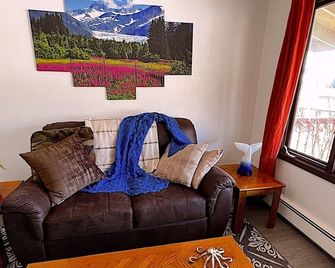 Kelli's Harbor Suites - In Auke Bay Walking Community - Discount On Tours - Juneau - Living room