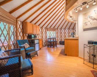 Glamping Yurt at the Strawhouse - Junction City