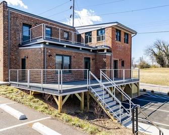 This is a studio apartment located close to downtown Roanoke. - Roanoke - Building