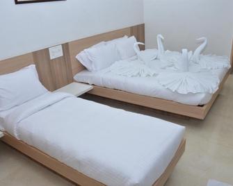 Hotel Balaji Inn - Nashik - Bedroom